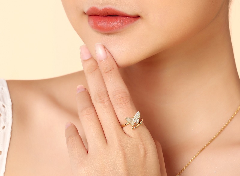 Thiết kế bắt mắt, với điểm nhấn cánh bướm nhỏ được đính đá tinh xảo